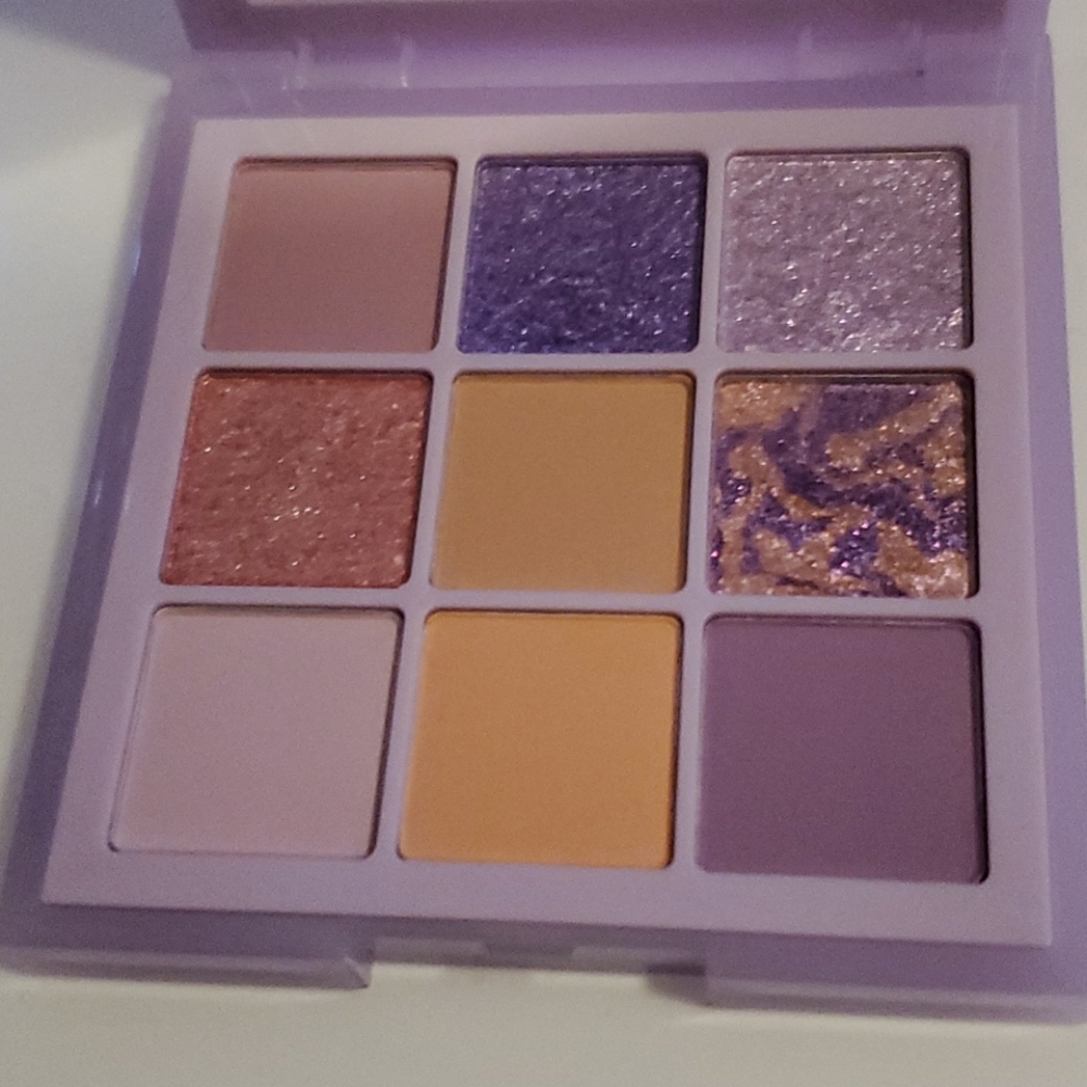 COPY - Hudabeauty eyeshadow new in box